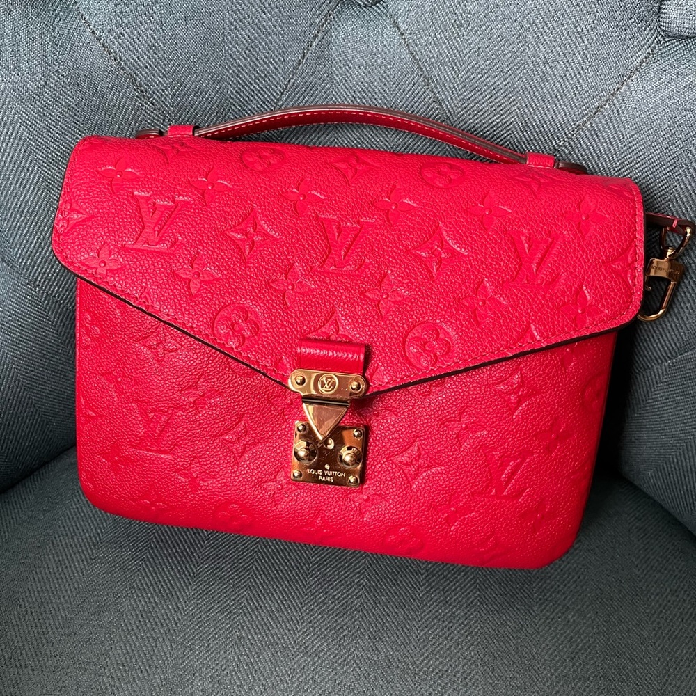 Louis Vuitton Pochette Metis in red
